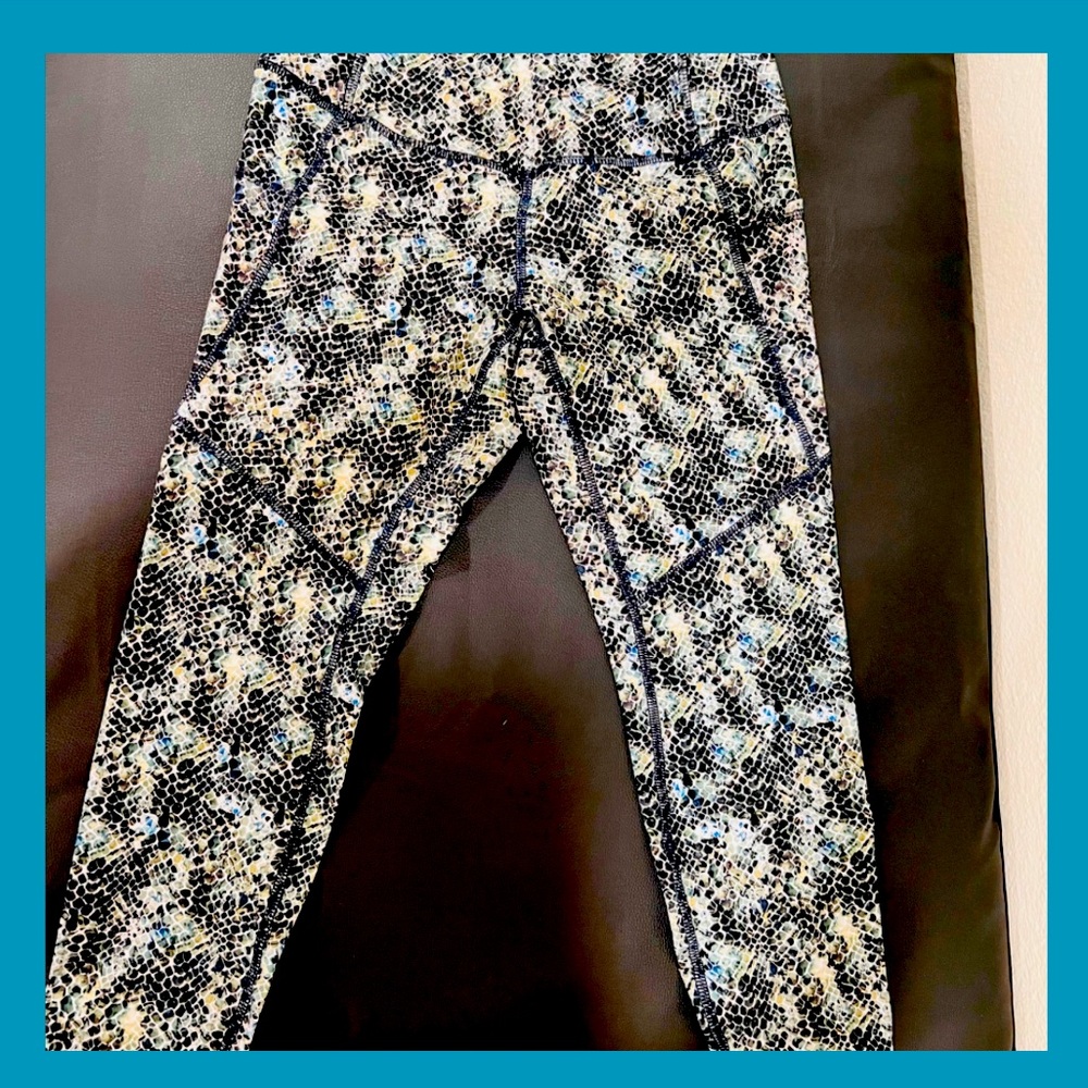 EVOLUTION AND CREATION 7/8 high waist snake print leggings. Size L, blue